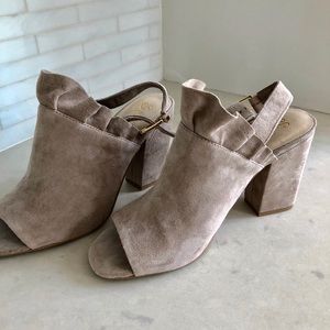 Shoes. Light Gray heels.Size 7